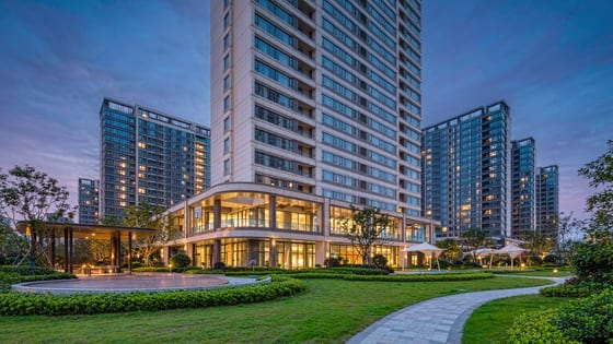 住宅小区傍晚实景,用于说明物业费收缴与社区服务场景